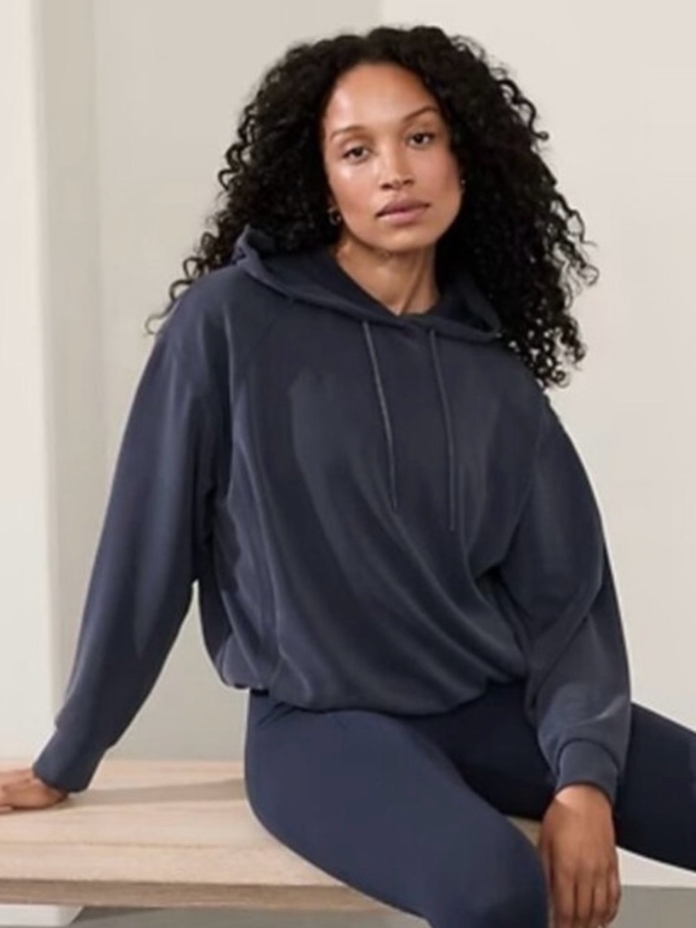 Athleta Seasoft Bubble Hem Hoodie Women’s Size S Cropped Sweatshirt Pockets Blue